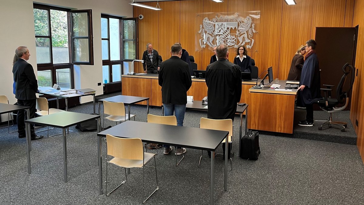 Der Gerichtssaal im Verwaltungsgericht Augsburg, in dem der Fall Caritas in Kempten gegen den Freistaat verhandelt wurde.