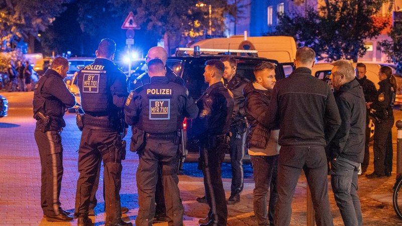 Die Polizei hat gestern dutzende Ultra-Fans nach einer Schlägerei in Nürnberg festgenommen. | Bild: NEWS5 / Ferdinand Merzbach Die Polizei hat gestern dutzende Ultra-Fans nach einer Schlägerei in Nürnberg festgenommen.