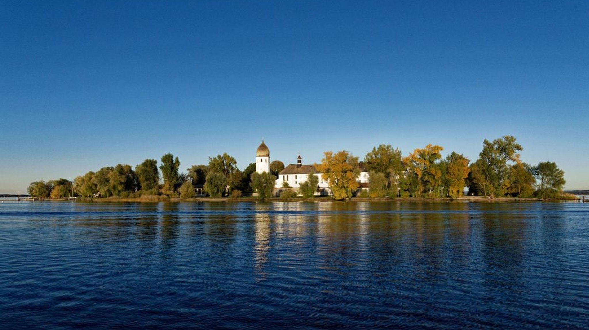 Blick auf die Fraueninsel und Kloster Frauenwörth. | Bild: stock.adobe.com/ralf werner froelich Blick auf die Fraueninsel und Kloster Frauenwörth.