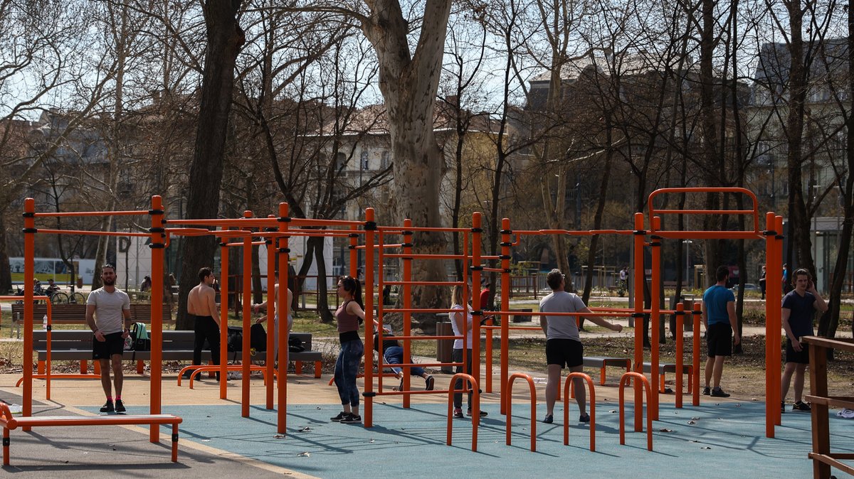 Anwohner am 1. April 2021 in einem Park in Budapest.