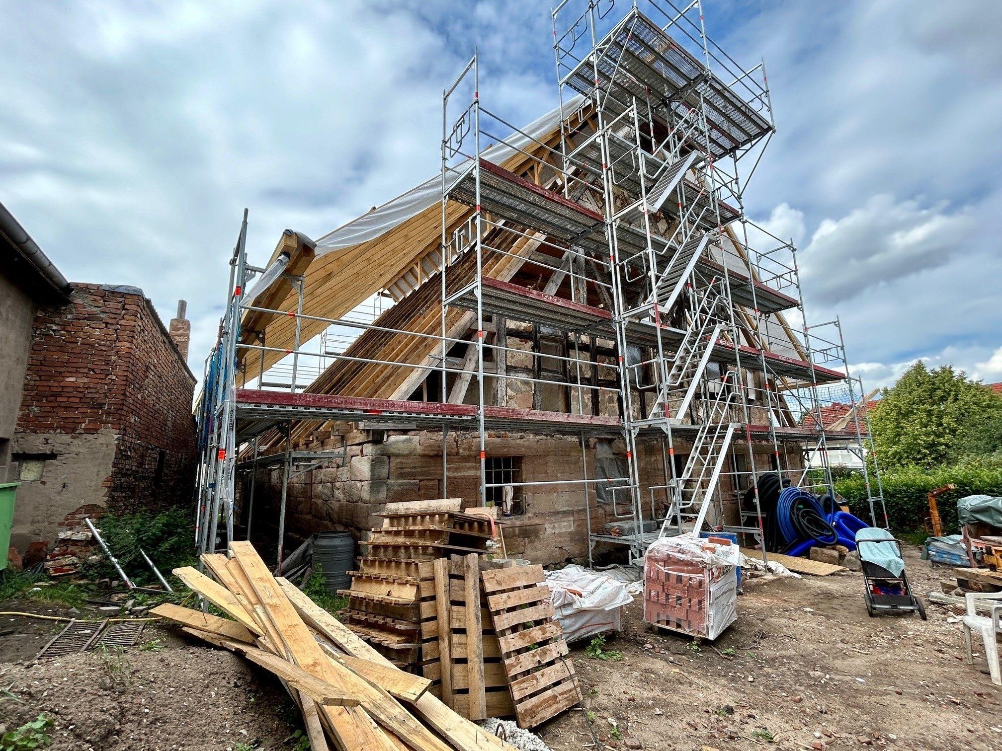 Sie wollten schlüsselfertige Wohnungen in einem alten Bauernhaus kaufen. Dann ging der Bauträger pleite. Jetzt packen die Familien selbst an.