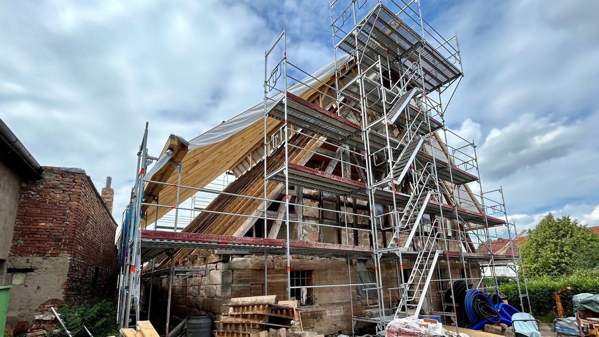 Sie wollten schlüsselfertige Wohnungen in einem alten Bauernhaus kaufen. Dann ging der Bauträger pleite. Jetzt packen die Familien selbst an.