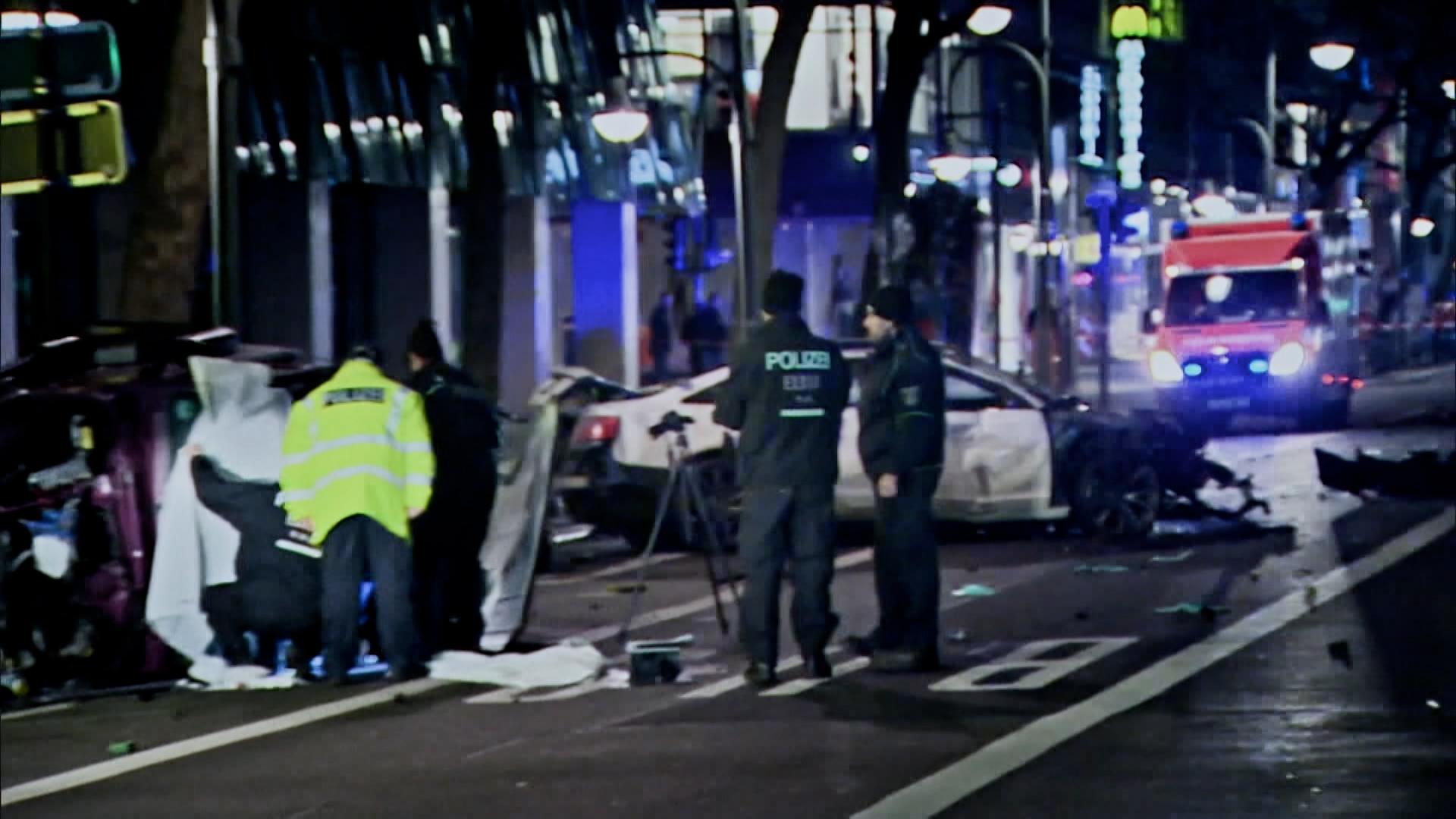 Verunglückte Autos auf einer Straße