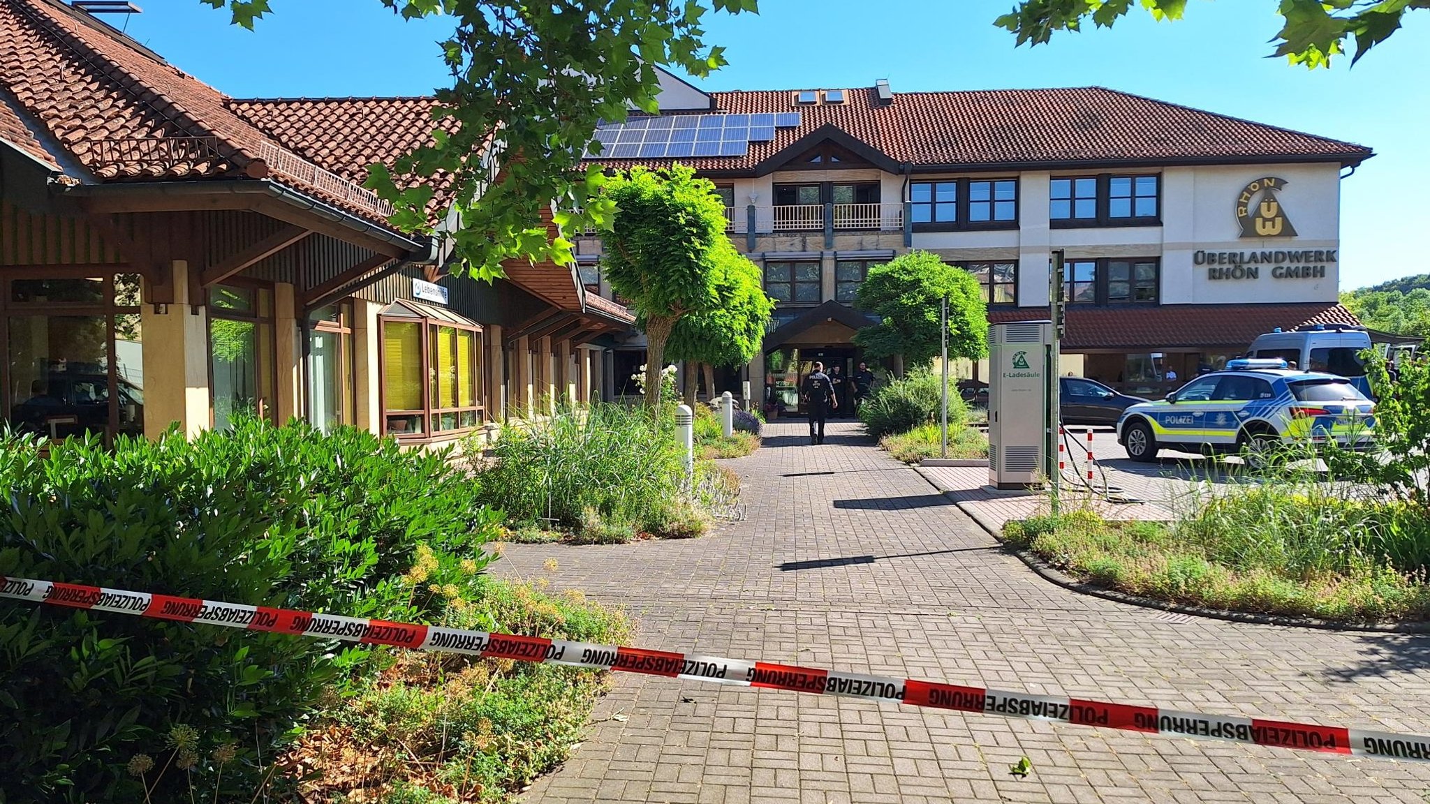 Bei einem Messerangriff in Mellrichstadt wurde eine Frau erstochen, zwei Männer sind schwer verletzt.