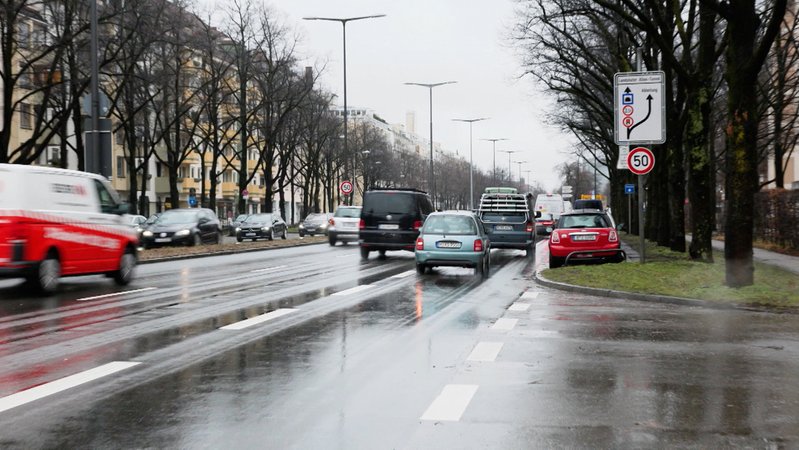 Münchens Oberbürgermeister Reiter hatte im Januar Tempo 50 angeordnet. Jetzt müssen die Schilder wieder getauscht werden. | Bild: Bayerischer Rundfunk 2026 Münchens Oberbürgermeister Reiter hatte im Januar Tempo 50 angeordnet. Jetzt müssen die Schilder wieder getauscht werden.