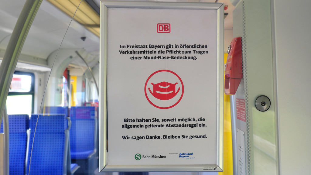 Hinweisschild in der S-Bahn auf Maskenpflicht