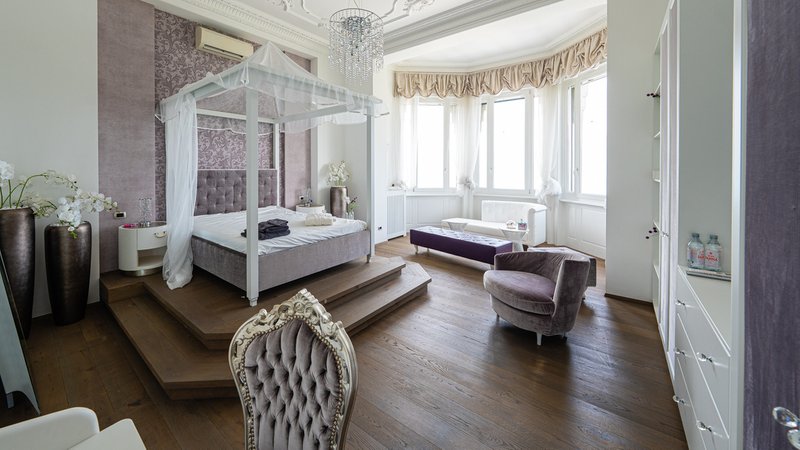 Eines der Schlafzimmer in der Villa Ansaldi | Bild: Aurena GmbH / BR Eines der Schlafzimmer in der Villa Ansaldi