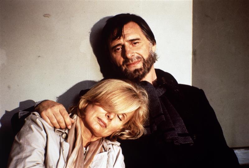 Ruth Maria Kubitschek als Spatzl und Helmut Fischer als Monaco Franze in der gleichnamigen Serie von Helmut Dietl. (Szenenbild)