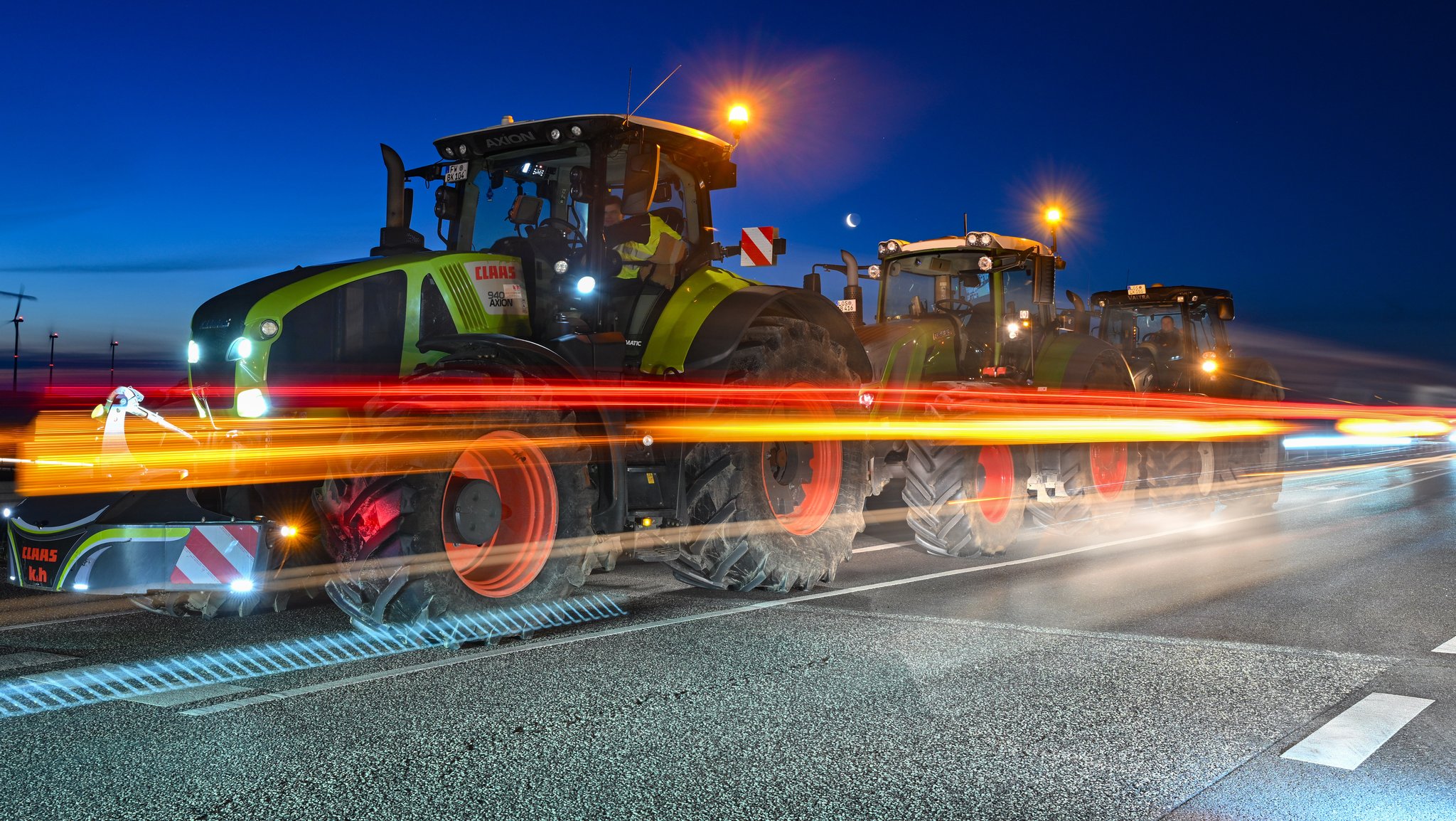 Landwirte blockieren mit ihren Traktoren die Auffahrt auf eine Autobahn. (Symbolbild)