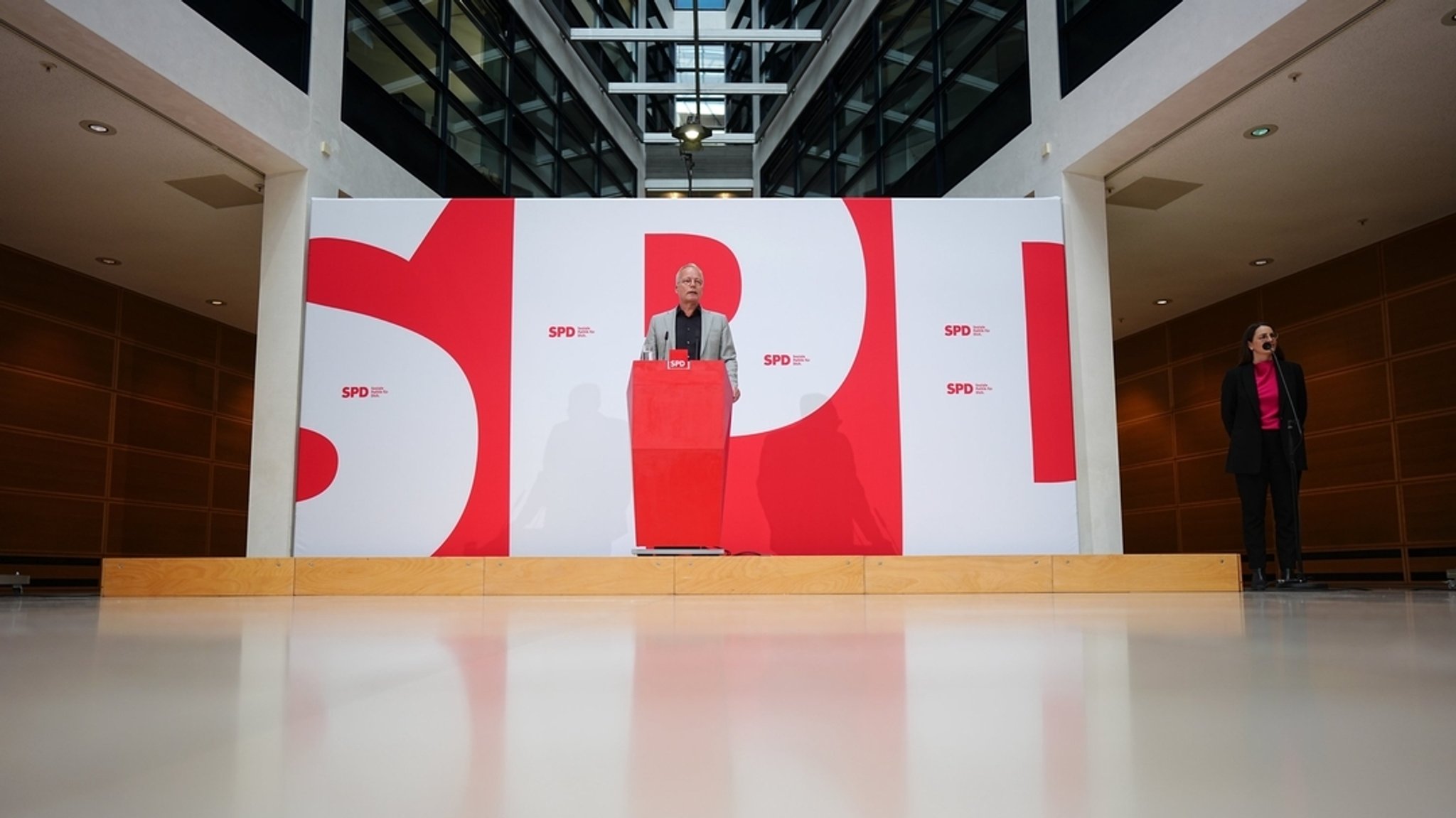 Matthias Miersch, SPD-Generalsekretär, gibt im Willy-Brandt-Haus das Ergebnis des Mitgliedervotums für die Koalition von CDU, CSU und SPD bekannt.