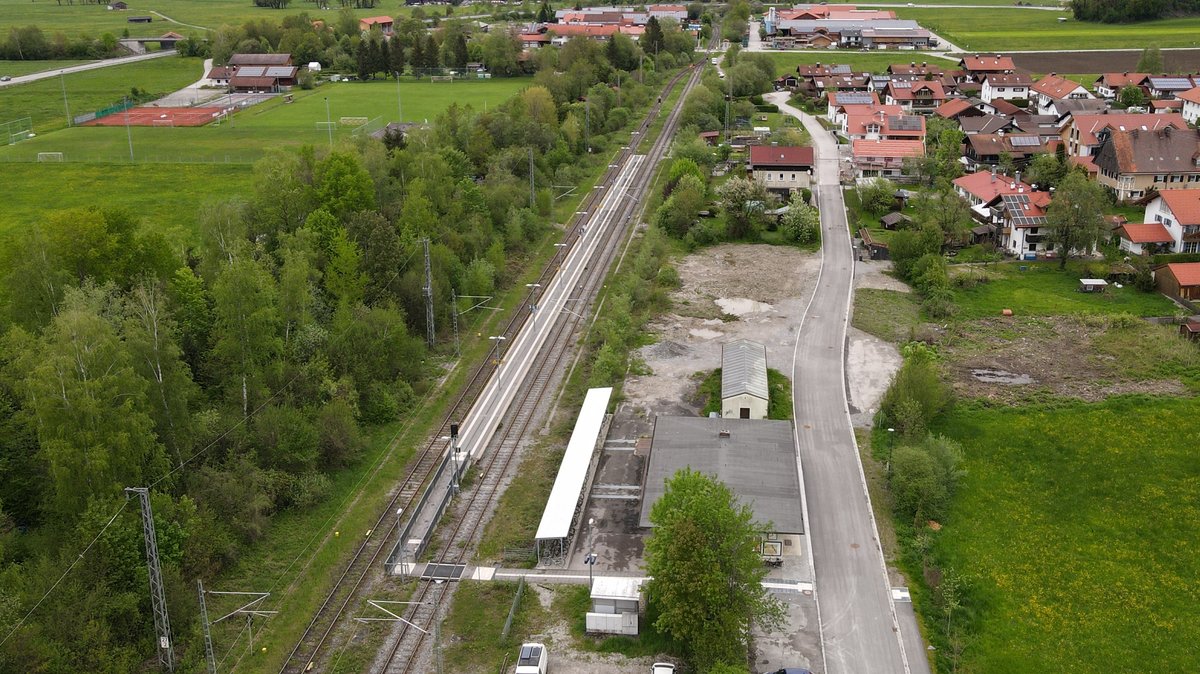 Der Bahnhof in Bichl aus der Luft fotografiert.