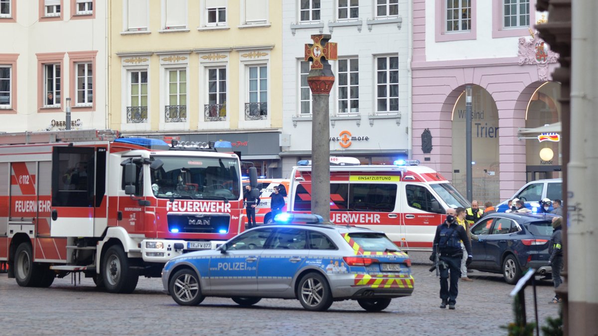 Feuerwehr und Polizei in der Trierer Innenstadt nach der Amokfahrt am 1.12.20 (Archivbild).