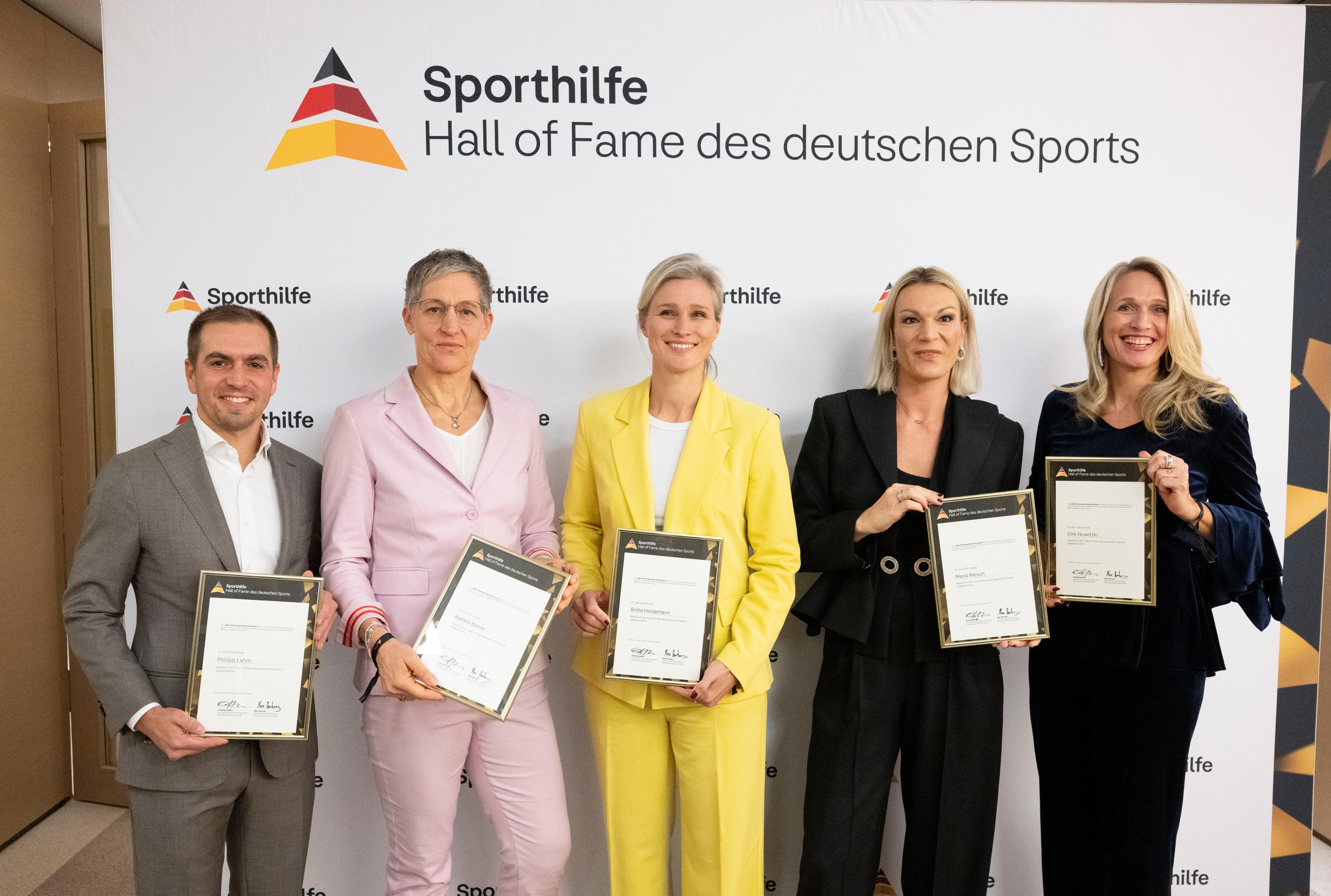 Philipp Lahm (l-r, Fußball-Weltmeister 2014), Kathrin Boron (Ruder-Olympiasiegerin), Bitta Heidemann (Fecht-Olympiasiegerin), Maria Riesch (Olympiasiegerin Ski Alpin) und Silke Mayer-Nowitzki (Schwester von Dirk Nowitzki)