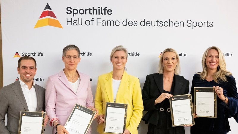 Philipp Lahm (l-r, Fußball-Weltmeister 2014), Kathrin Boron (Ruder-Olympiasiegerin), Bitta Heidemann (Fecht-Olympiasiegerin), Maria Riesch (Olympiasiegerin Ski Alpin) und Silke Mayer-Nowitzki (Schwester von Dirk Nowitzki) | Bild: picture-alliance/dpa Philipp Lahm (l-r, Fußball-Weltmeister 2014), Kathrin Boron (Ruder-Olympiasiegerin), Bitta Heidemann (Fecht-Olympiasiegerin), Maria Riesch (Olympiasiegerin Ski Alpin) und Silke Mayer-Nowitzki (Schwester von Dirk Nowitzki)