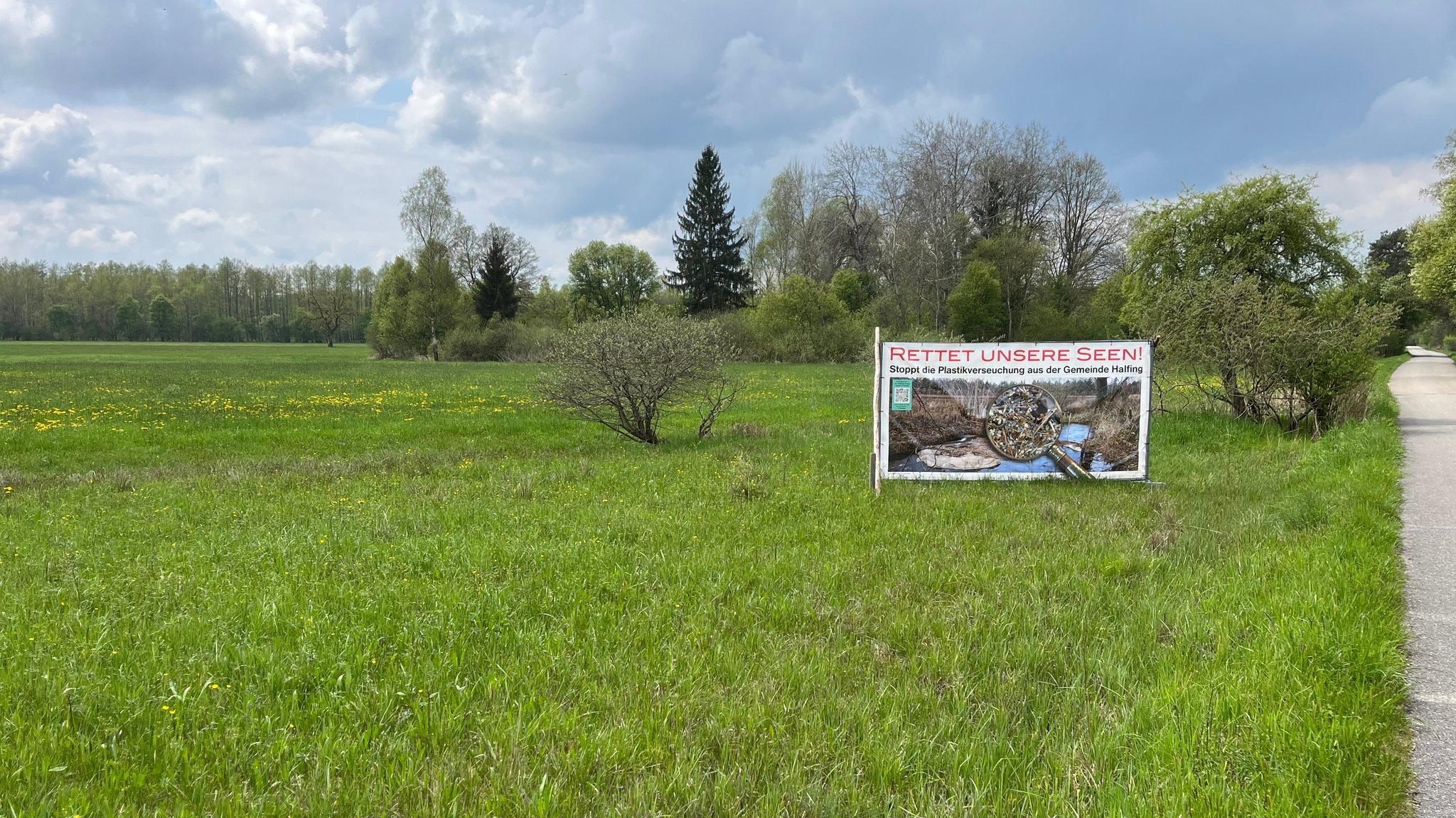 Plakat in Landschaft