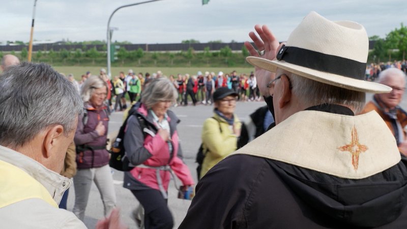 Zahlreiche Pilger starten in Regensburg die Fußwallfahrt nach Altötting | Bild: Bayerischer Rundfunk 2024 Zahlreiche Pilger starten in Regensburg die Fußwallfahrt nach Altötting