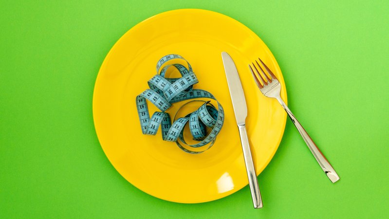 Maßband auf Teller | Bild: Picture Alliance Maßband auf Teller