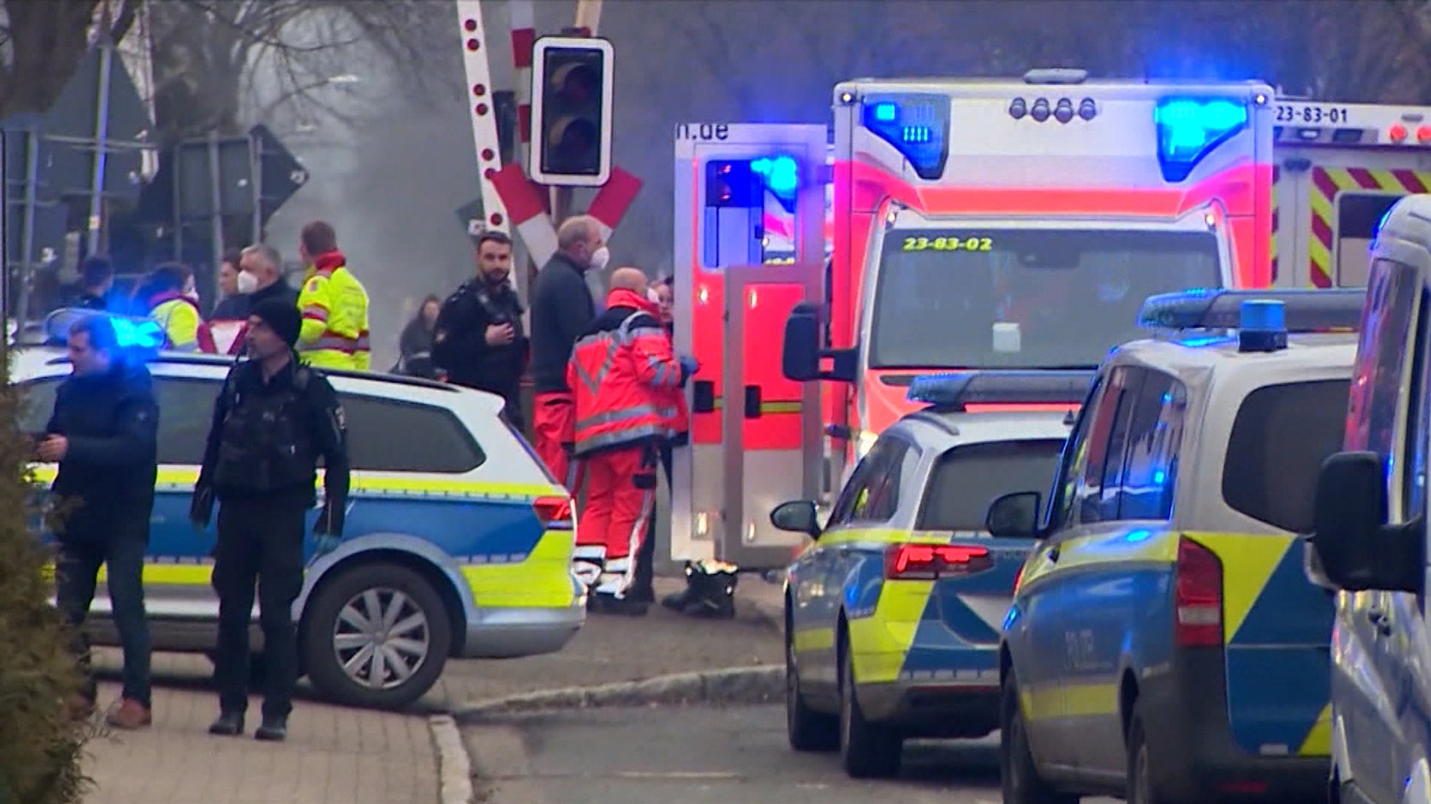 Ein Großaufgebot von Polizei und Rettungskräften bei einem Einsatz.