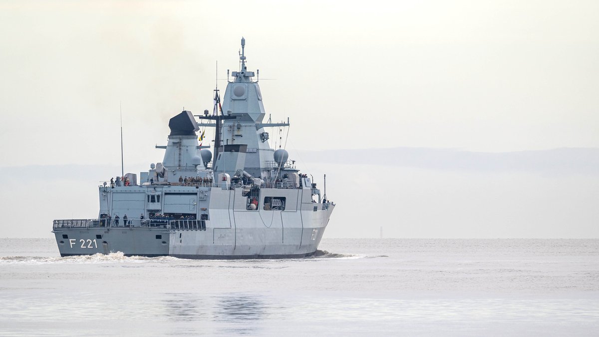 Archiv (08.02.2024): Die Fregatte "Hessen" läuft aus dem Hafen aus. Das Schiff der Bundeswehr bricht von Wilhelmshaven aus in See, um sich im Roten Meer am Schutz von Handelsschiffen gegen Angriffe der vom Iran unterstützten Huthi-Miliz zu beteiligen.