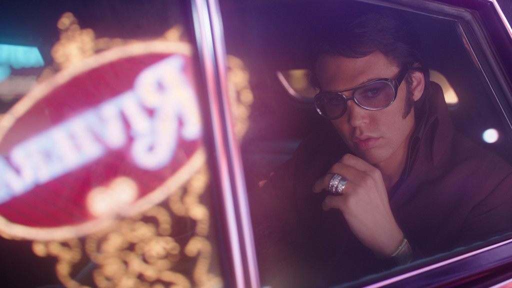 Austin Butler als "Elvis", der von seinem Manager in Las Vegas "verbrannt" wurde (Filmszene). | Bild: Warner Bros. Austin Butler als "Elvis", der von seinem Manager in Las Vegas "verbrannt" wurde (Filmszene).
