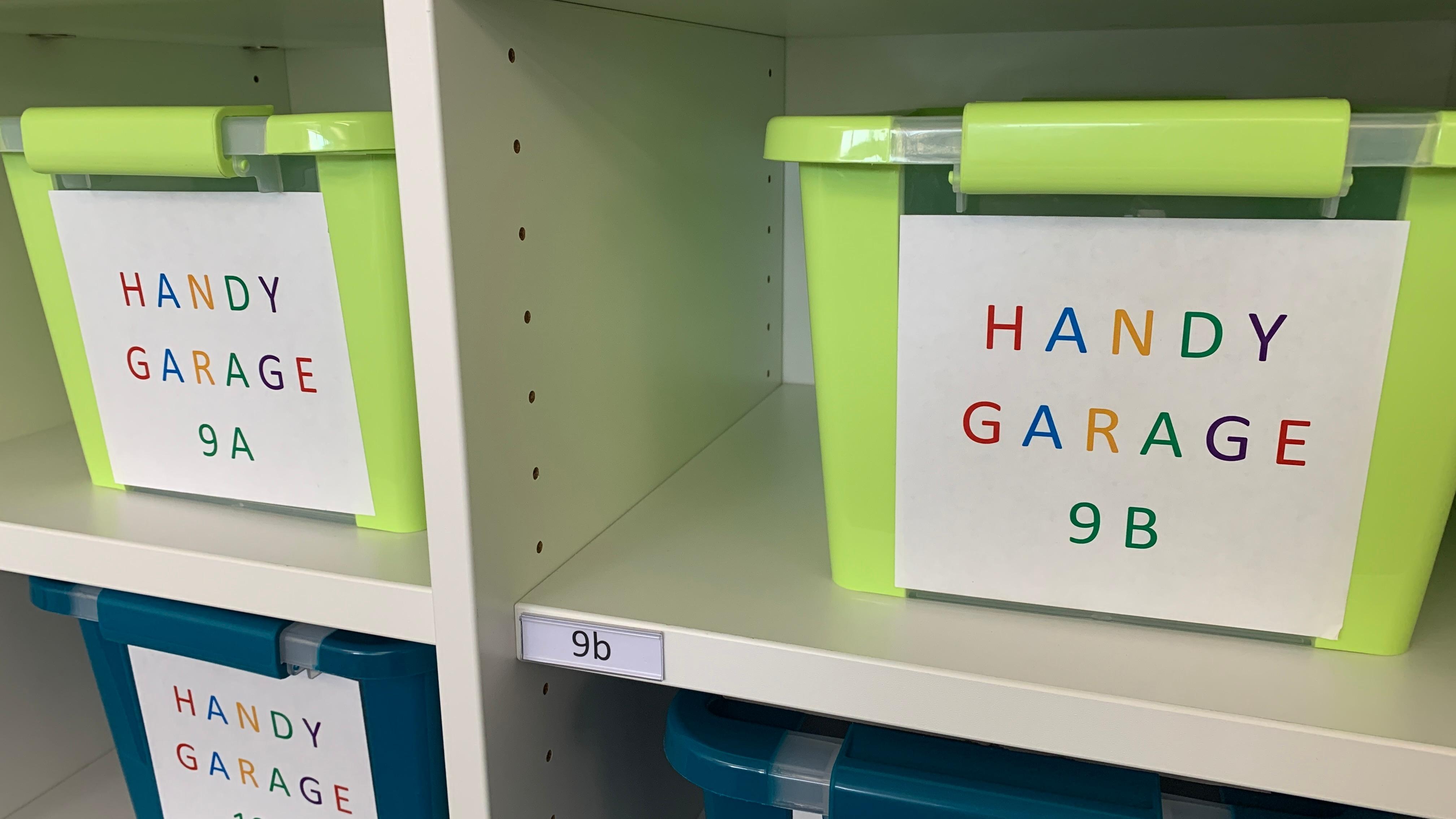 Box mit der Beschriftung Handy-Garage