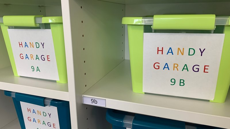 Box mit der Beschriftung Handy-Garage | Bild: BR/Norbert Steiche Box mit der Beschriftung Handy-Garage