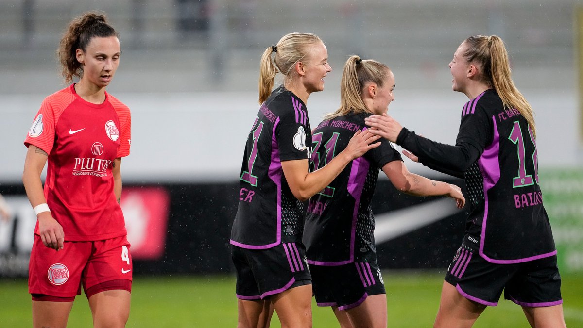 Die FC-Bayern-Frauen jubeln über den Viertelfinaleinzug