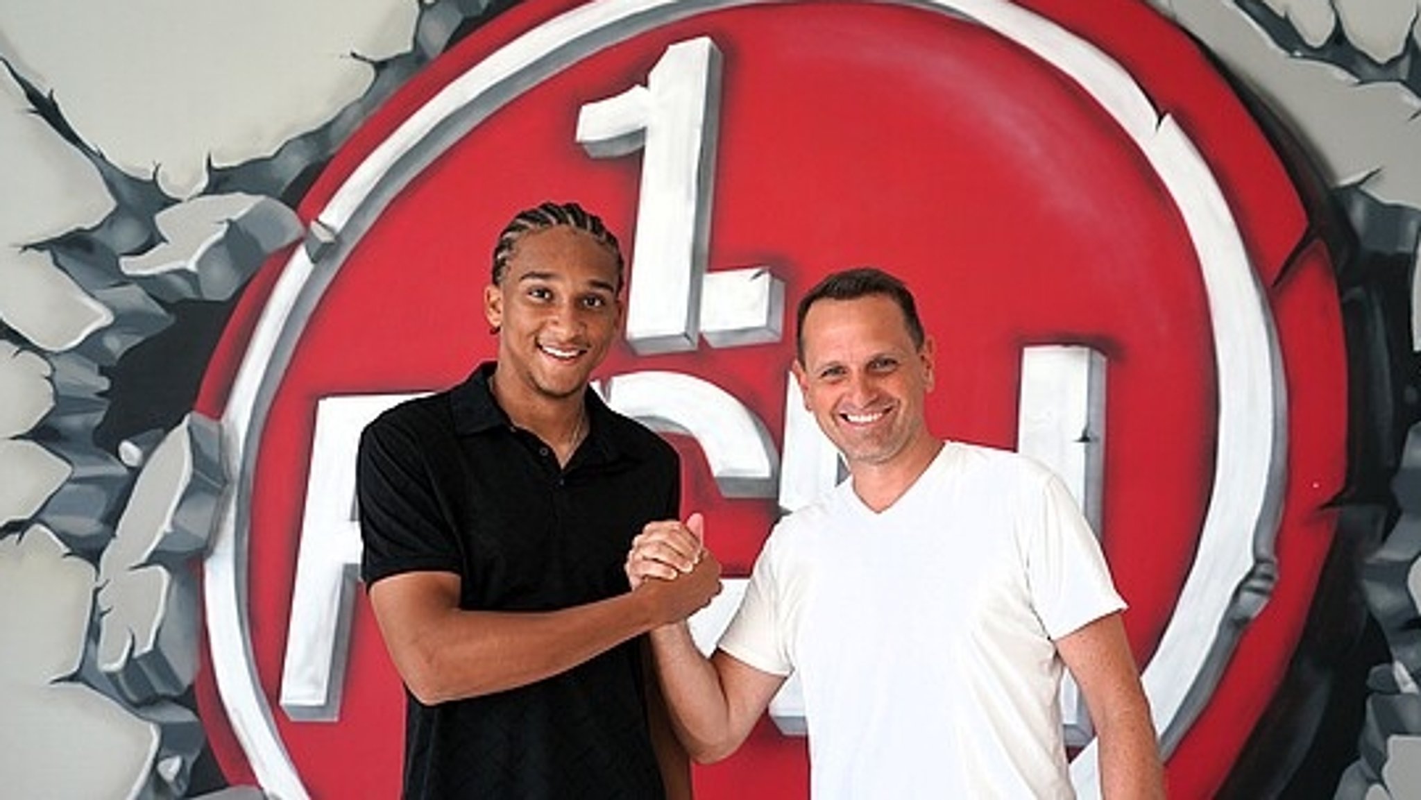 Noah Maboulou (l.) mit Vorstand Sport Joti Chatzialexiou