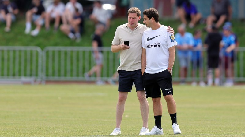 Christian Werner Sport Gesch?ftsf?hrer von TSV 1860 M?nchen mit Agirios Giannikis, Chef Trainer von TSV 1860 | Bild: picture alliance / Christina Pahnke / sampics | sampics Christian Werner Sport Gesch?ftsf?hrer von TSV 1860 M?nchen mit Agirios Giannikis, Chef Trainer von TSV 1860