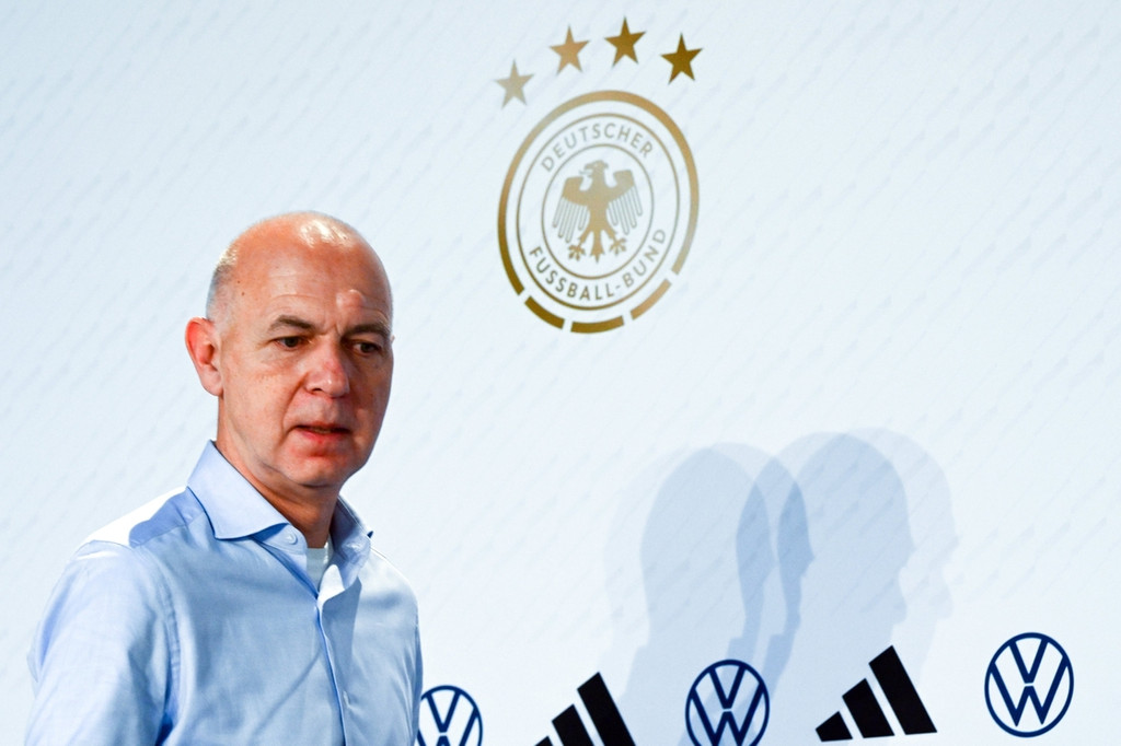 ARCHIV - 18.11.2022, Katar, Al-Ruwais: Fußball, Vorbereitung auf die WM in Katar, Nationalmannschaft Deutschland, PK, DFB-Präsident Bernd Neuendorf kommt zu einer Pressekonferenz.