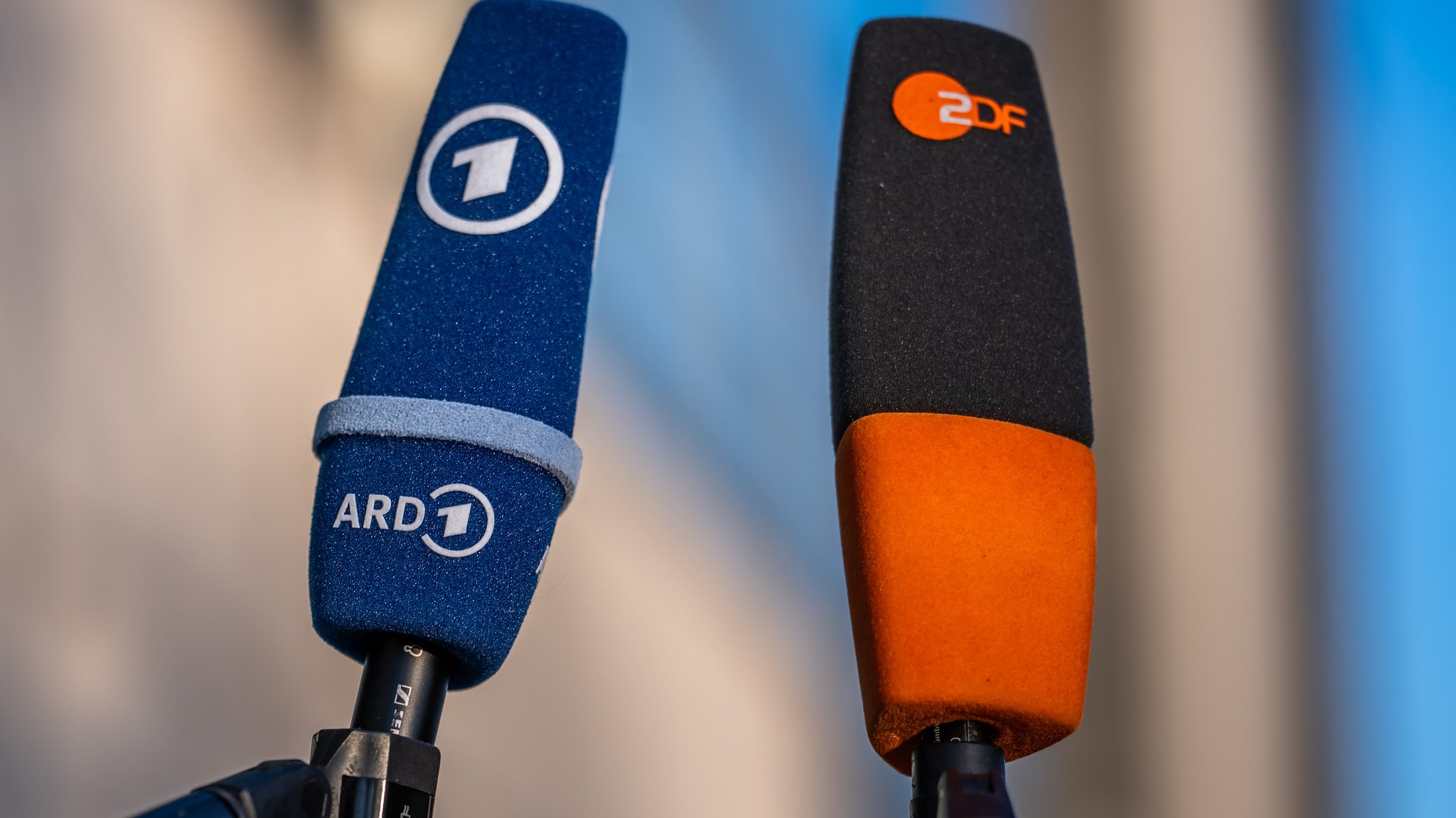 Zwei Mikrofone von ARD und ZDF sind nebeneinander aufgebaut (Symbolbild).