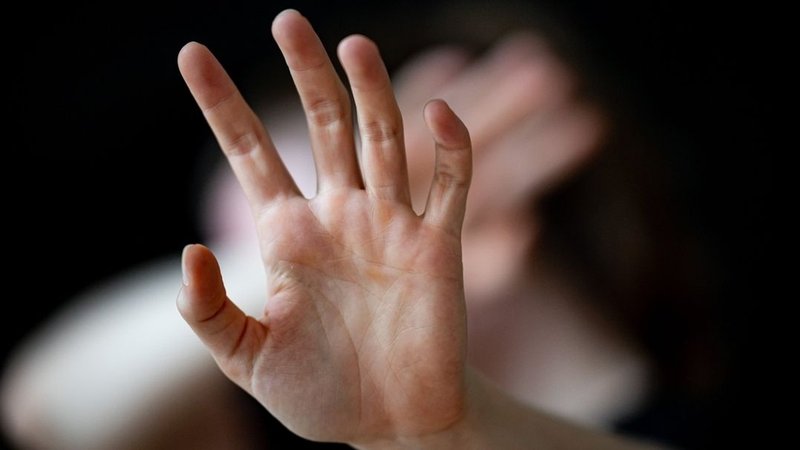 Eine Frau hält sich in einer gestellten Szene ihre Hände vor das Gesicht. (Symbolbild) | Bild: dpa-Bildfunk/Fabian Sommer Eine Frau hält sich in einer gestellten Szene ihre Hände vor das Gesicht. (Symbolbild)