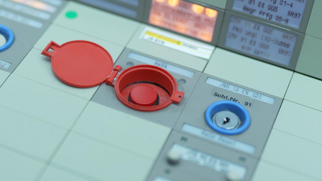 "ReSA" für "Reaktorschnellabschaltung" steht auf dem roten Knopf im AKW Isar 2.
