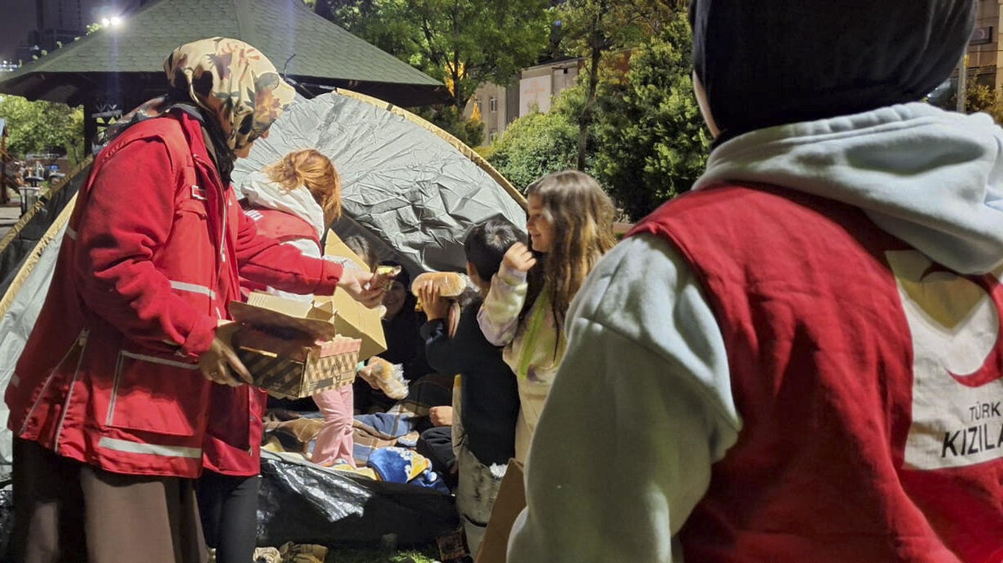 Helfer des Türkischen Halbmonds verteilen in Istanbul Essen an Menschen, die im Freien sind. | Bild: picture alliance / Anadolu | Turkish Red Crescent / Handout Helfer des Türkischen Halbmonds verteilen in Istanbul Essen an Menschen, die im Freien sind.