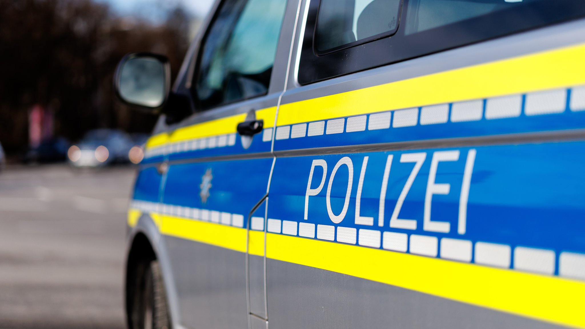 (Symbolbild) Der Schriftzug "Polizei" ist an einem Polizeiauto zu sehen.