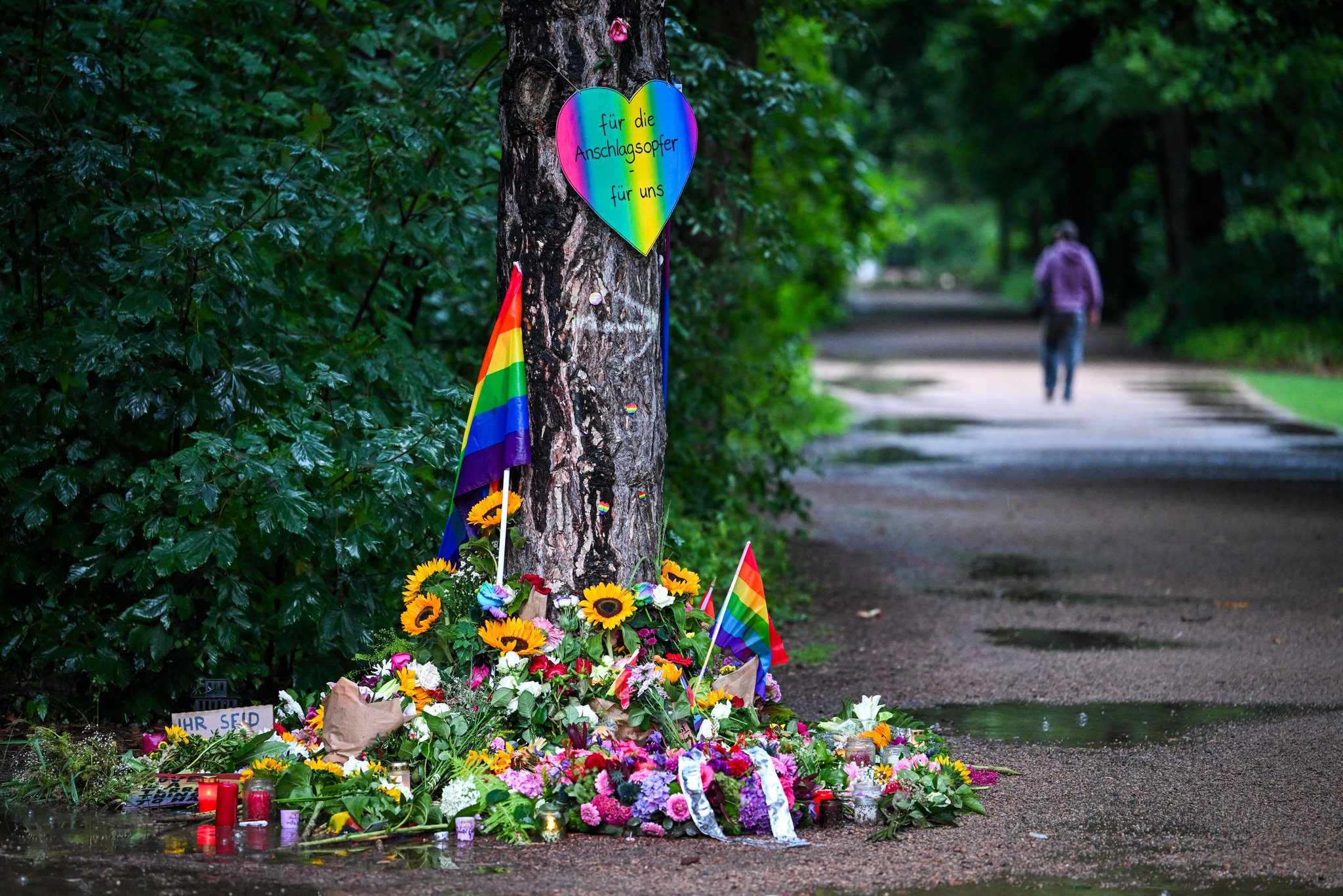 Blumen, Kerzen und persönliche Botschaften sind am Morgen im Regen nahe dem Ort in Tiergarten zu sehen, wo ein Fahrzeug am Rande des Christopher Street Day in eine Menschenmenge gefahren war. | Bild: picture alliance/dpa | Soeren Stache Blumen, Kerzen und persönliche Botschaften sind am Morgen im Regen nahe dem Ort in Tiergarten zu sehen, wo ein Fahrzeug am Rande des Christopher Street Day in eine Menschenmenge gefahren war.
