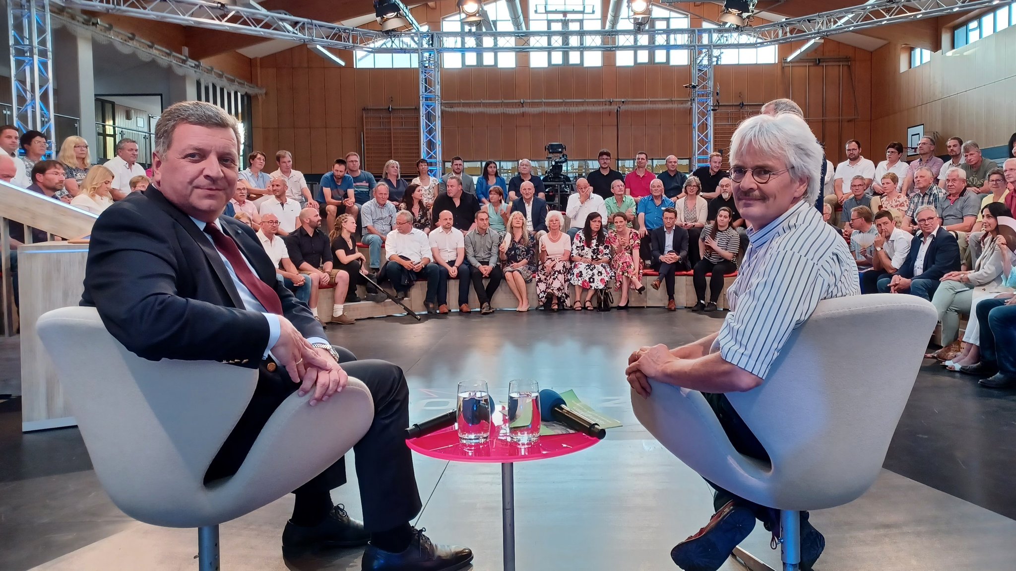 Bau- und Verkehrsminister Christian Bernreiter und der Vorsitzende des Bund Naturschutz in Bayern, Richard Mergner stellen sich der Diskussion