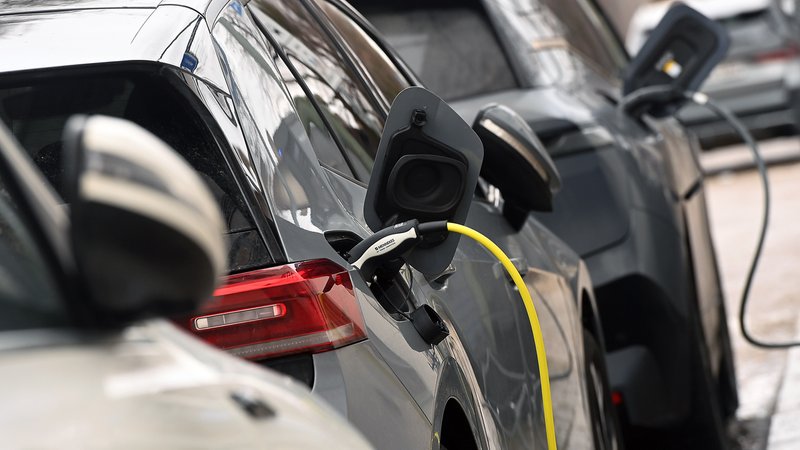 (Symbolbild) Ein E-Auto beim Laden | Bild: picture alliance / SvenSimon | Frank Hoermann / SVEN SIMON (Symbolbild) Ein E-Auto beim Laden