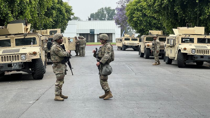 USA: Soldaten der Nationalgarde (Einsatz im Juni 2025 in Los Angeles) | Bild: picture alliance/dpa | Benno Schwinghammer USA: Soldaten der Nationalgarde (Einsatz im Juni 2025 in Los Angeles)