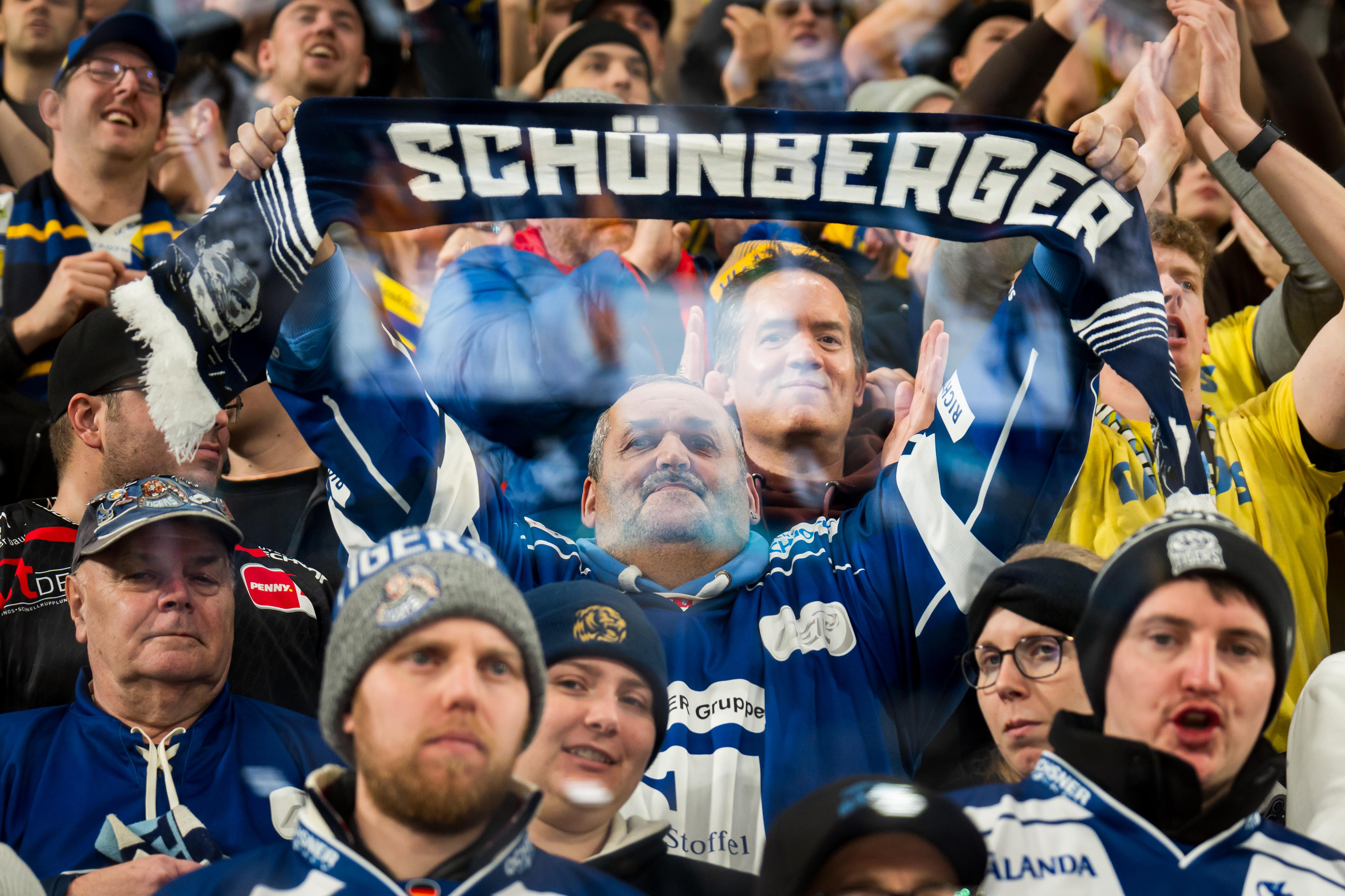 Mitgereiste Fans der Straubing Tigers feuern ihr Team in Davos an.