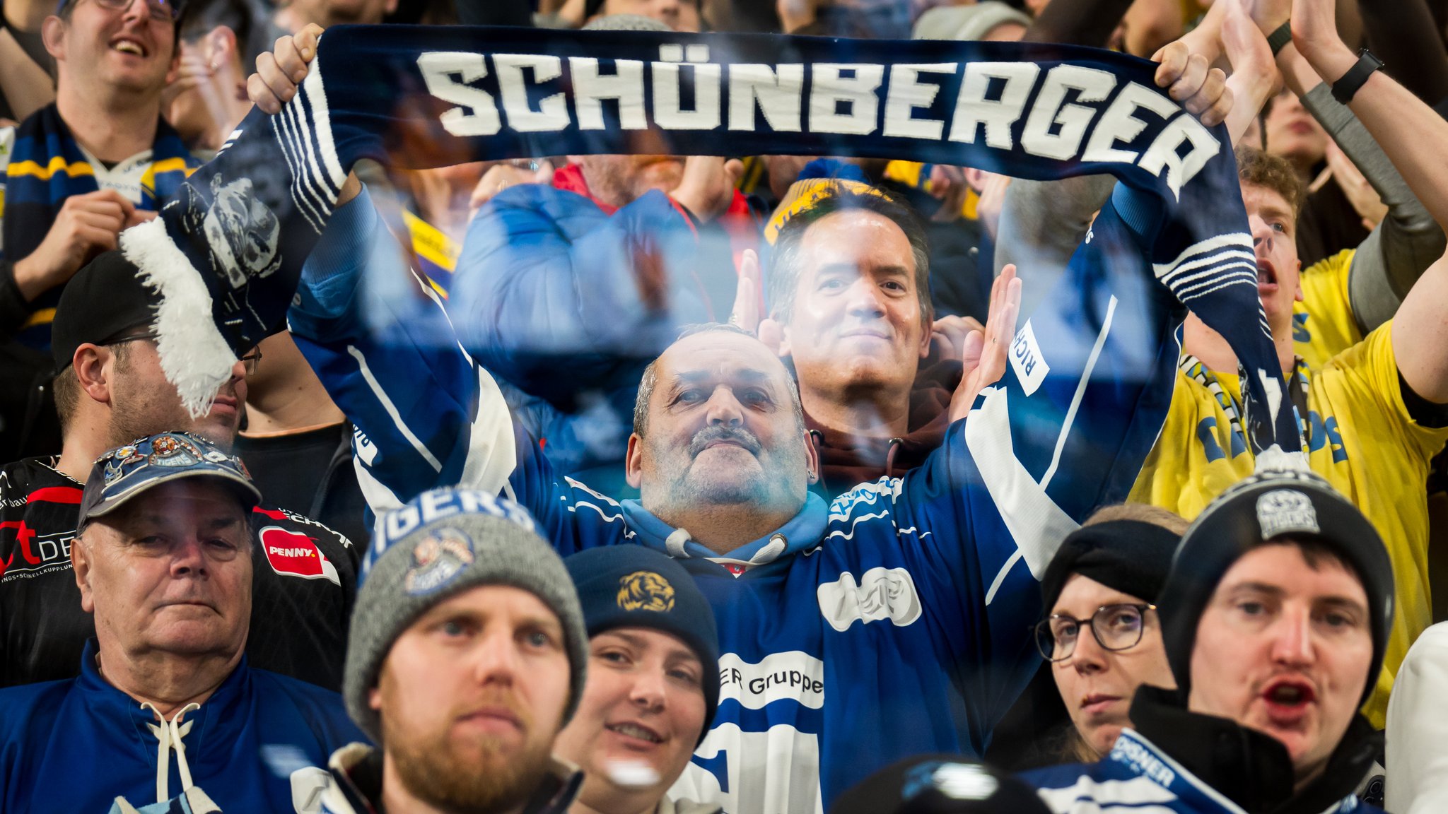 Mitgereiste Fans der Straubing Tigers feuern ihr Team in Davos an.