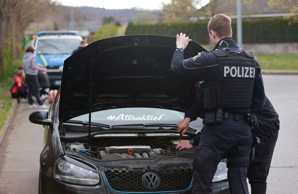 Einsatzkräfte der Polizei kontrollieren ein Fahrzeug der Tuningszene (Archivbild)