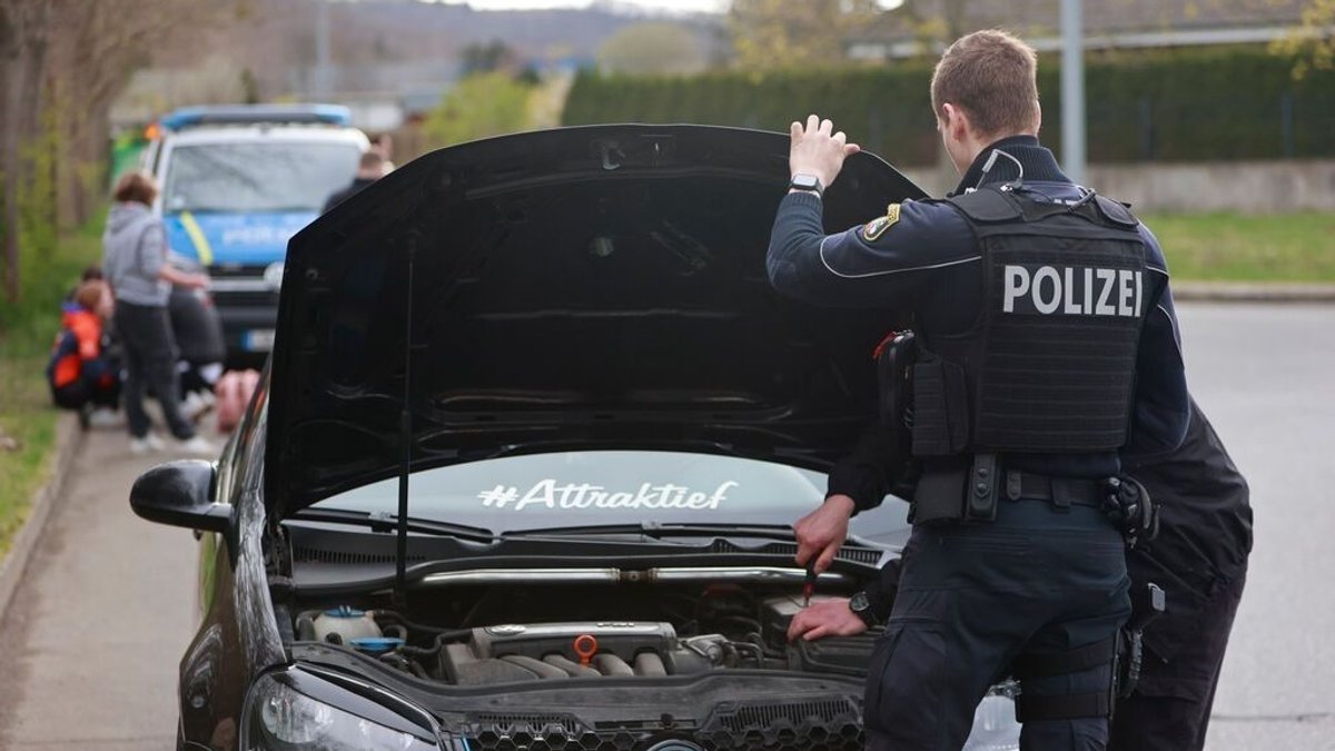 Einsatzkräfte der Polizei kontrollieren ein Fahrzeug der Tuningszene (Archivbild)