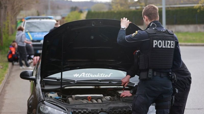 Einsatzkräfte der Polizei kontrollieren ein Fahrzeug der Tuningszene (Archivbild) | Bild: dpa-Bildfunk/Matthias Bein Einsatzkräfte der Polizei kontrollieren ein Fahrzeug der Tuningszene (Archivbild)