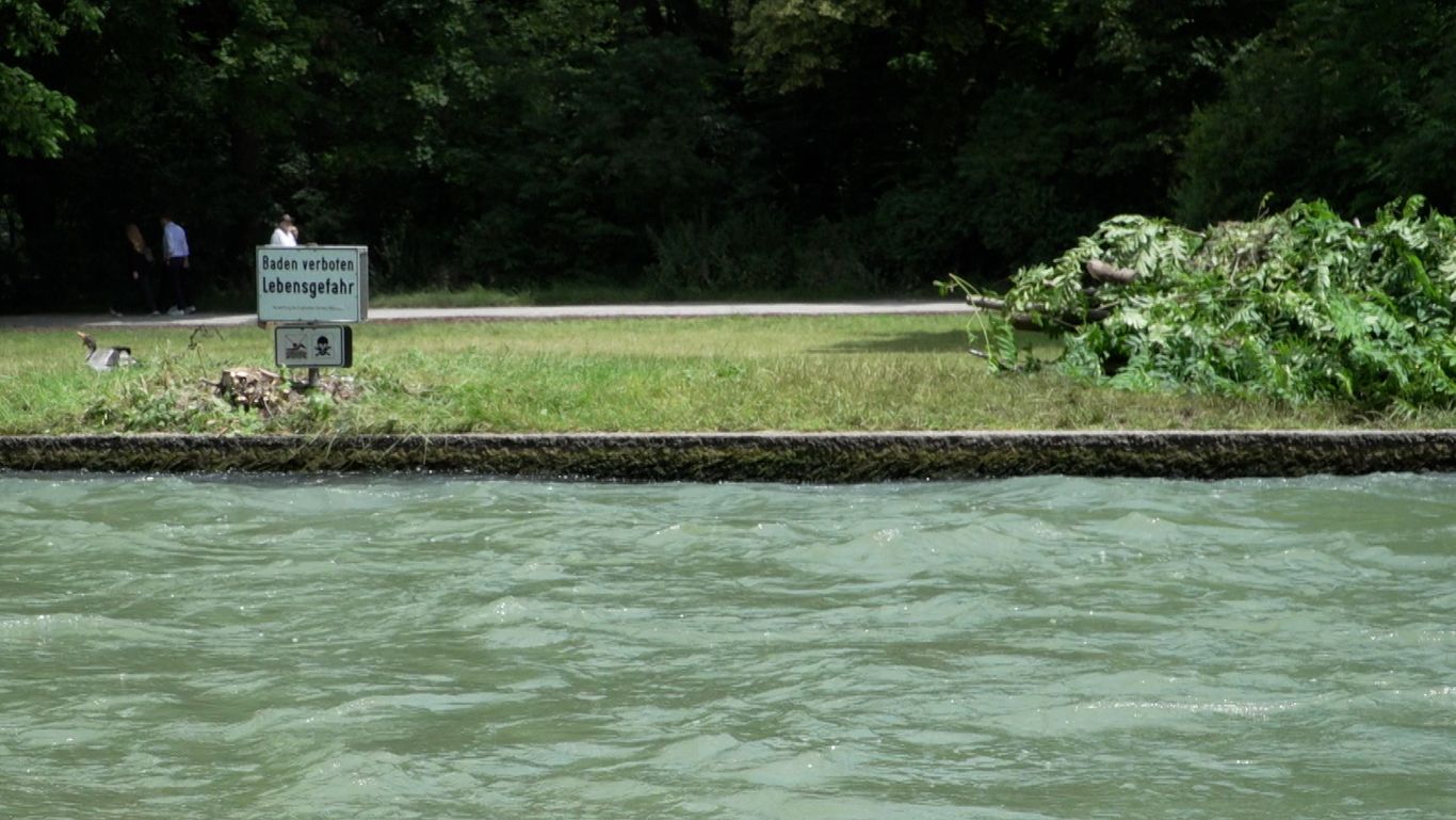 Das Warnschild mit dem Hinweis auf Lebensgefahr, daneben ein Haufen Äste.