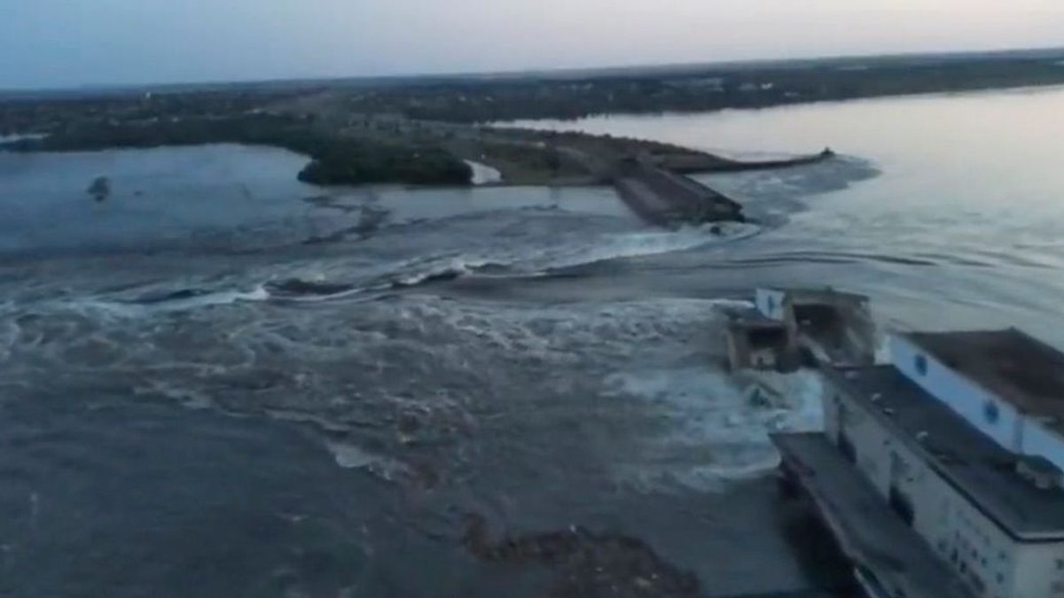 Dieses vom Ukraine-Präsidialamt über AP veröffentlichte Videostandbild zeigt das Wasser, das durch den Durchbruch im Kachowka-Staudamm fließt.
