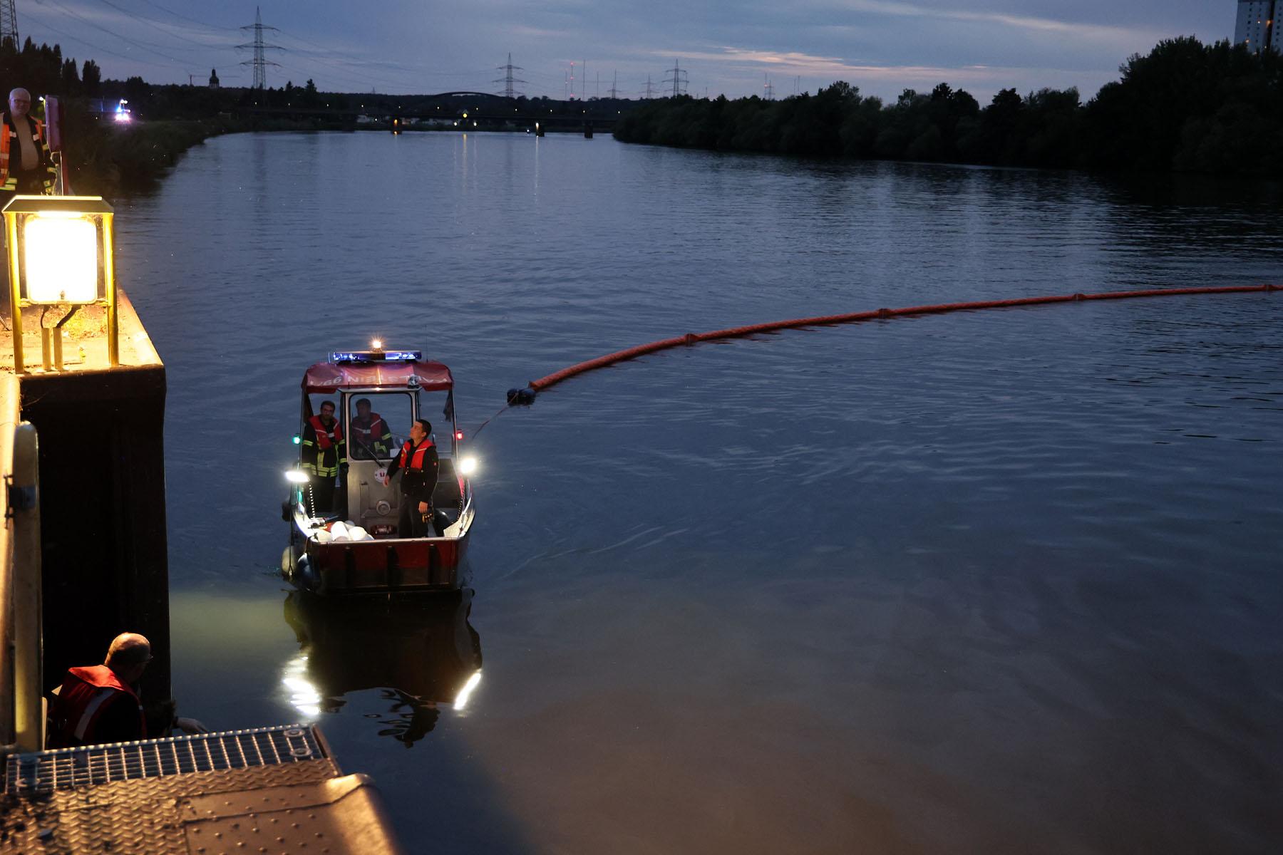 Die Feuerwehr legt eine Öl-Sperre auf dem Main