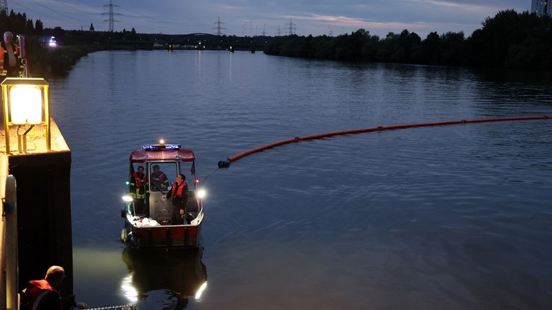 Die Feuerwehr legt eine Öl-Sperre auf dem Main | Bild: Ralf Hettler Die Feuerwehr legt eine Öl-Sperre auf dem Main