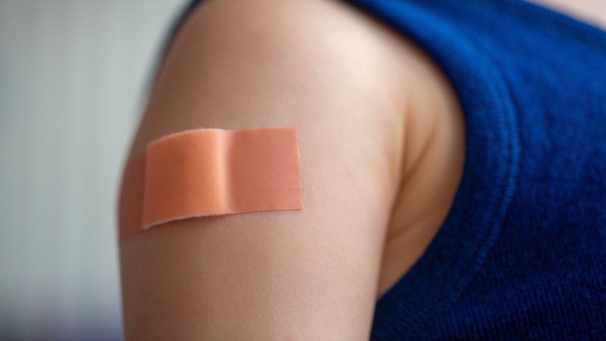 Das Bild zeigt den Oberarm eines Kindes mit einem Pflaster darauf.