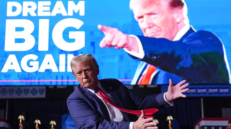 Der republikanische US-Präsidentschaftskandidat und ehemalige US-Präsident Donald Trump auf einem Wahlkampf-Event am 5. November. | Bild: dpa-Bildfunk/Evan Vucci Der republikanische US-Präsidentschaftskandidat und ehemalige US-Präsident Donald Trump auf einem Wahlkampf-Event am 5. November.